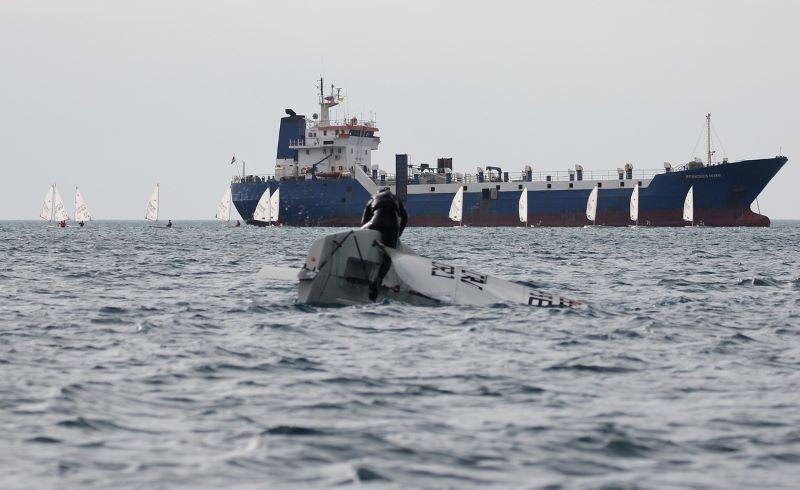 Indian Navy: ओमान के तट पर पलटे तेल टैंकर से नौ लोगों को जिंदा बचाया गया; इसमें आठ भारतीय, पांच की तलाश जारी