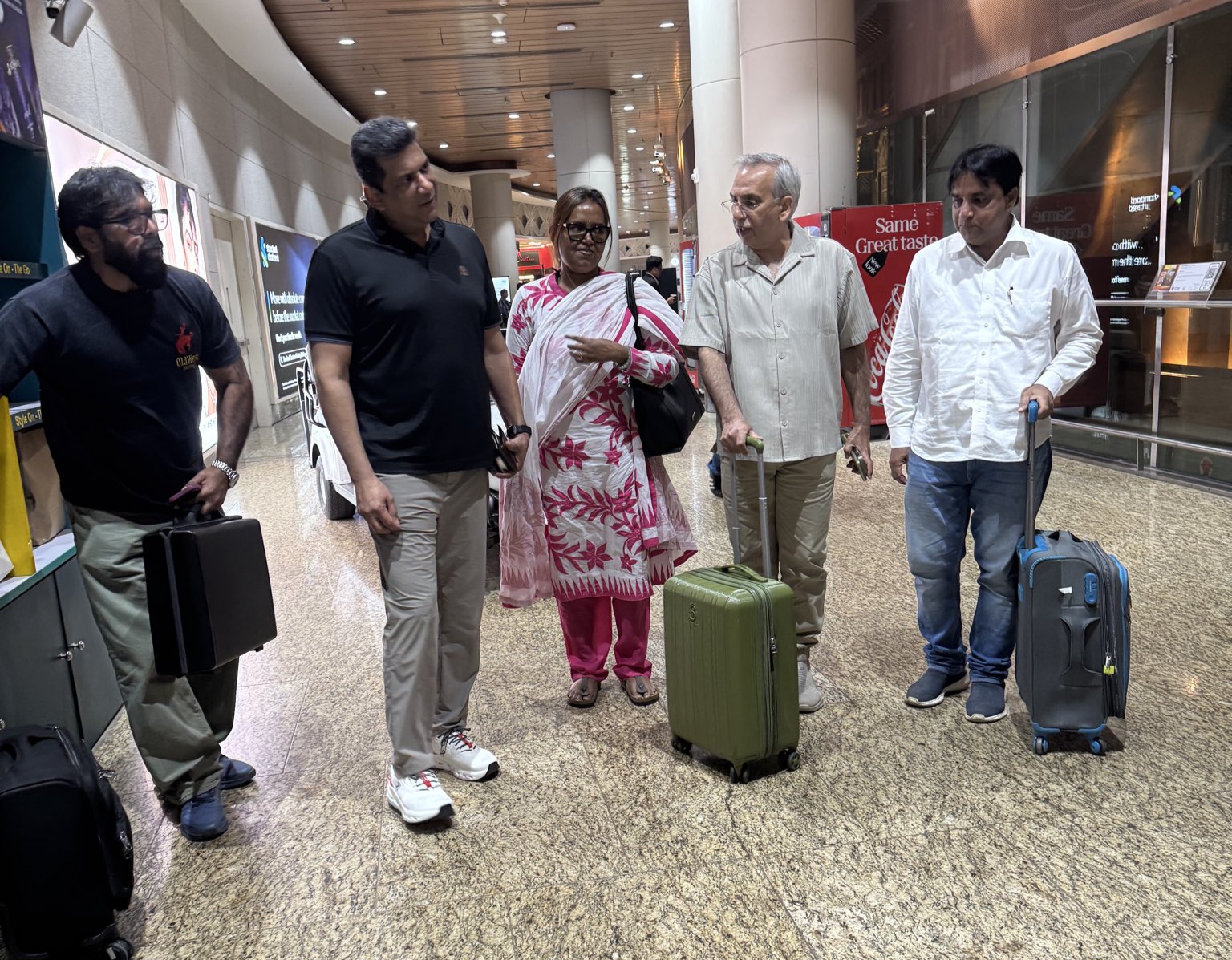 INDIA गठबंधन के मार्च के लिए दिल्ली पहुंचे मुंबई कांग्रेस के नेता, वर्षा गायकवाड़ समेत विधायक नजर आए