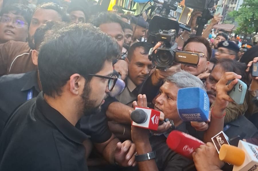 SIR के खिलाफ दादर में छात्रों का मोर्चा, आदित्य ठाकरे भी हुए शामिल