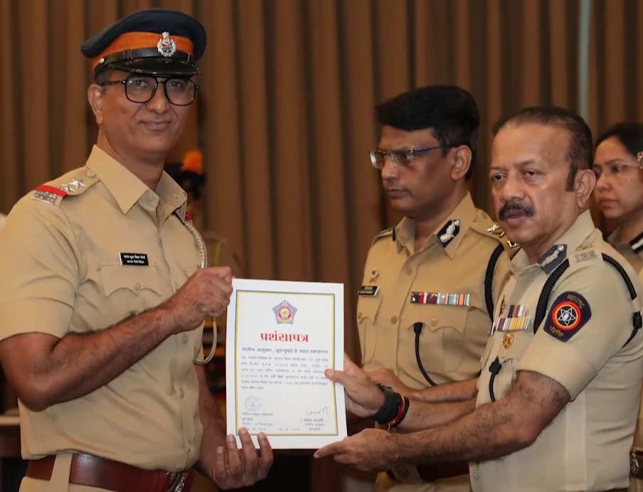 मुंबई पुलिस कमिश्नर देवेन भारती ने API धनराज चौधरी को किया सम्मानित